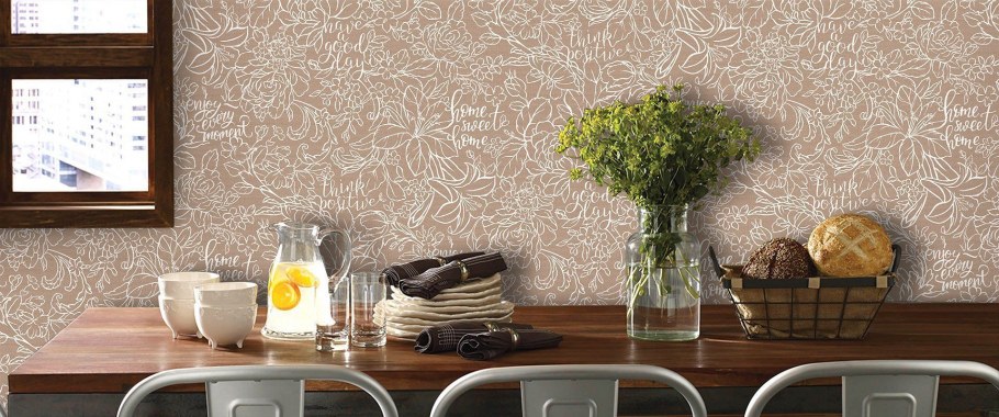 Обои Бонжур в интерьере кухни