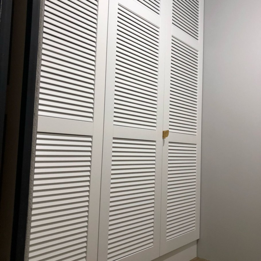 Шкаф с жалюзийными дверцами икеа