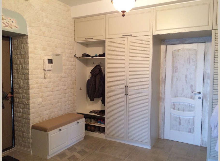 Прихожая с жалюзийными дверцами