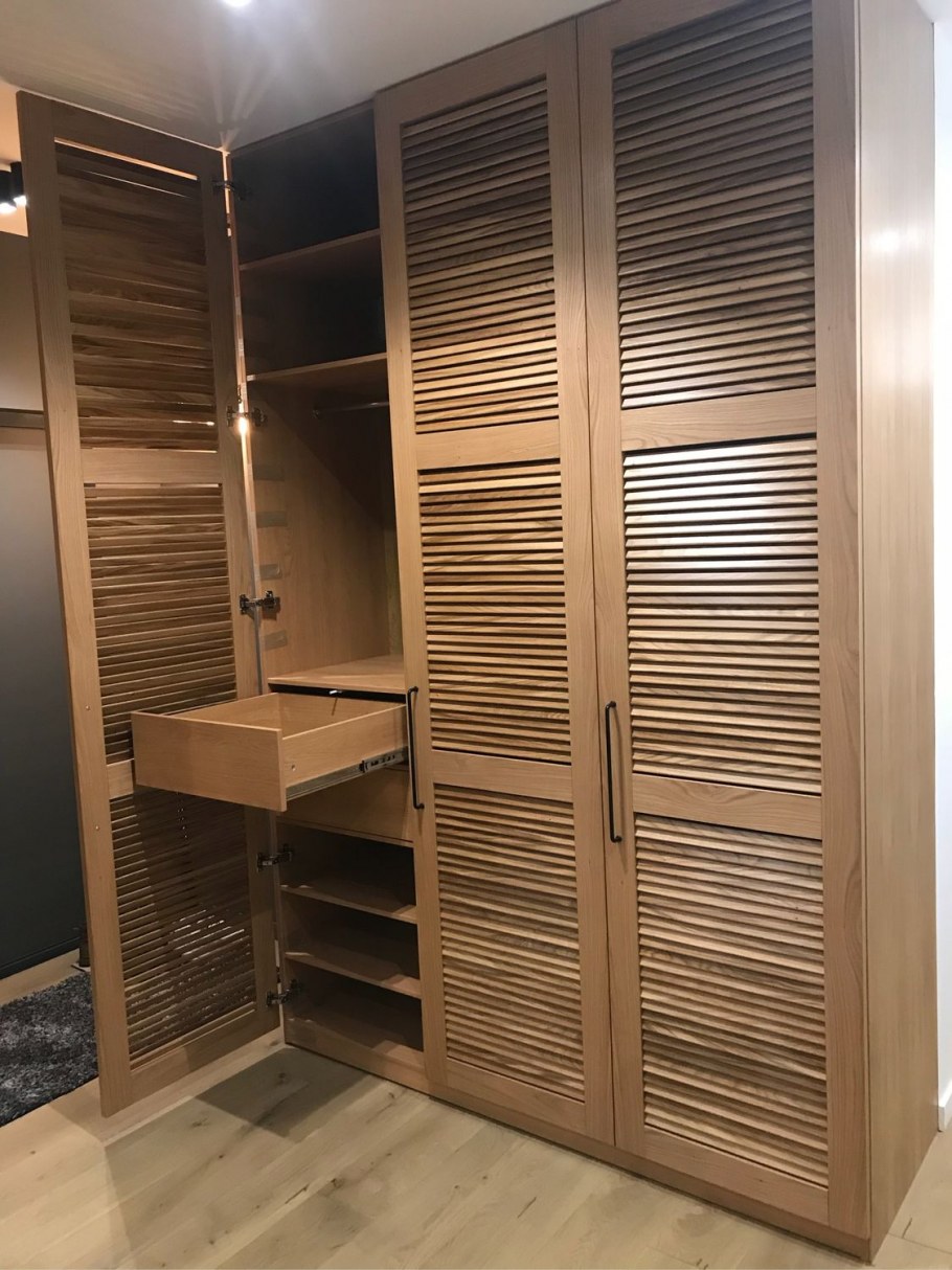 Встроенный шкаф с жалюзийными дверцами