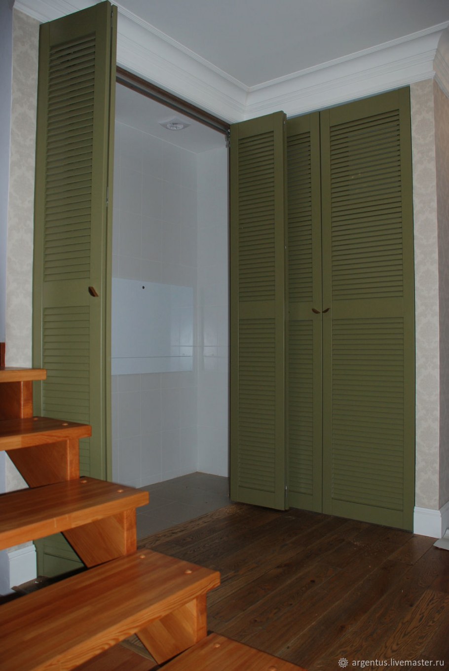 Серая прихожая с белыми дверями