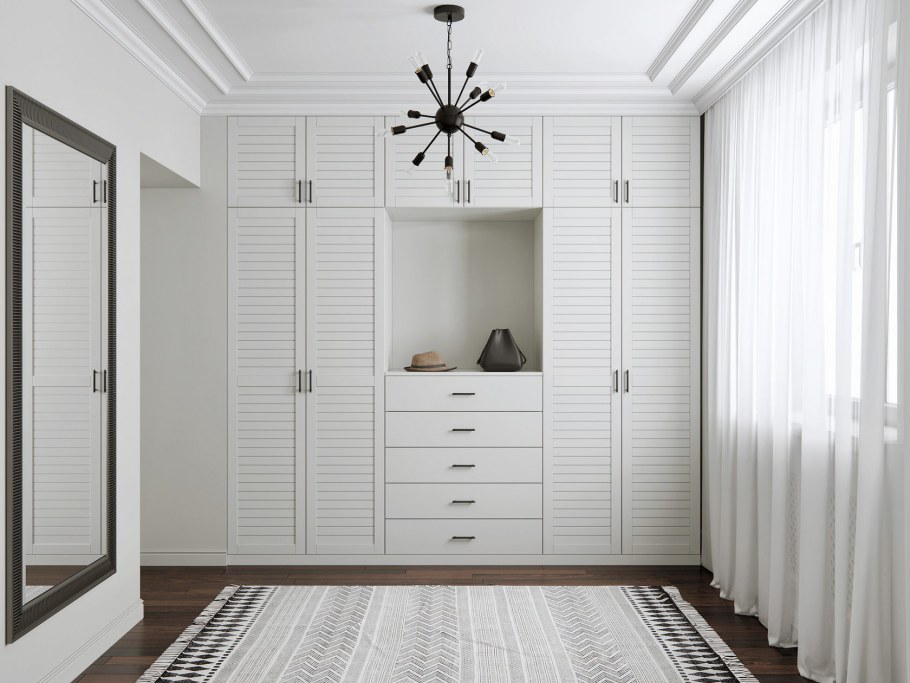 Прихожая с жалюзийными дверями