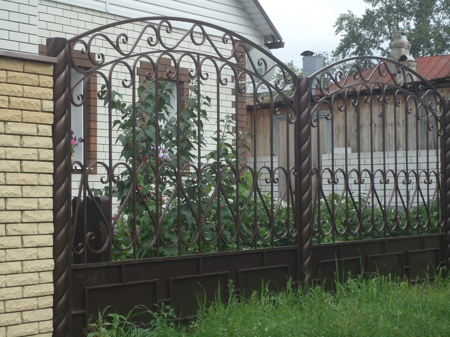 Красивый Железный забор