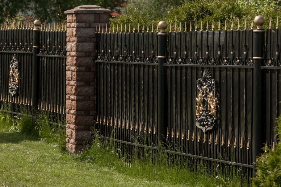 Красивый металлический забор