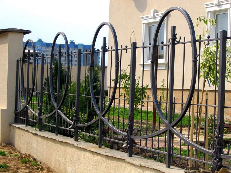 Необычные кованые заборы