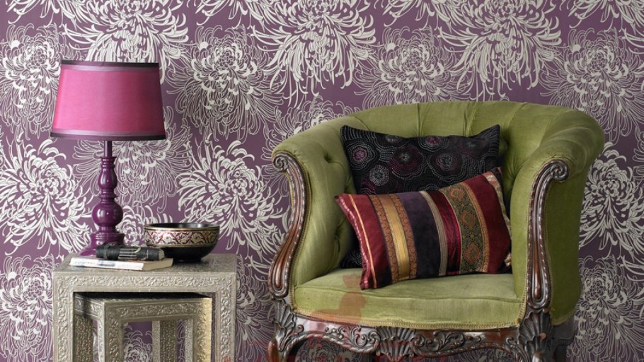 Фиолетовые обои с рисунком в интерьере