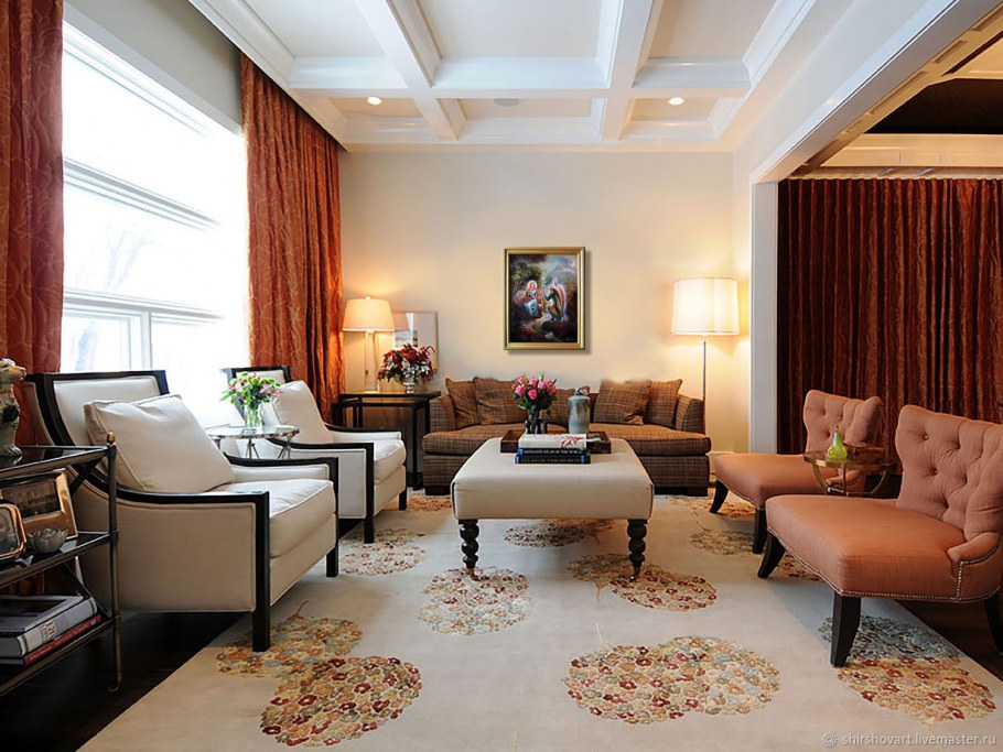 Красивая гостиная с креслами и столом