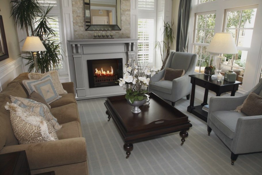 Гостиная с камином диваном и креслами