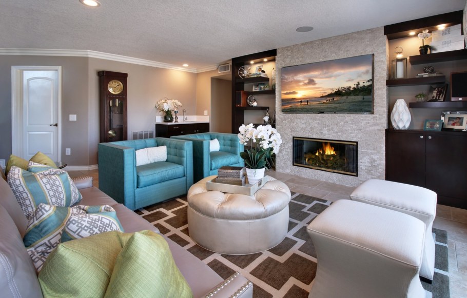 Гостиная с диваном и креслом