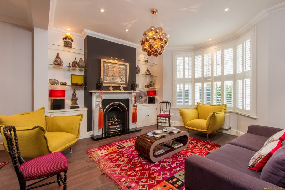 Кресло в интерьере гостиной