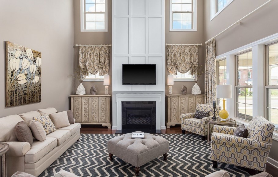 Гостиная с камином диваном и креслами