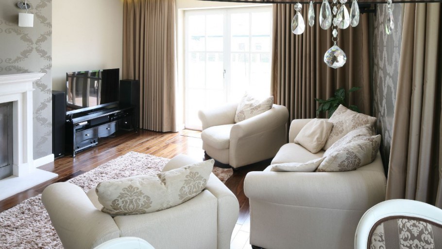 Гостиная с диваном и двумя креслами