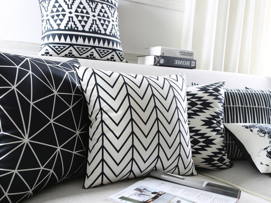 Подушка с геометрическим узором