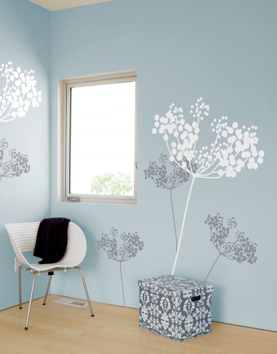 Декорировать стену в гостиной щепками