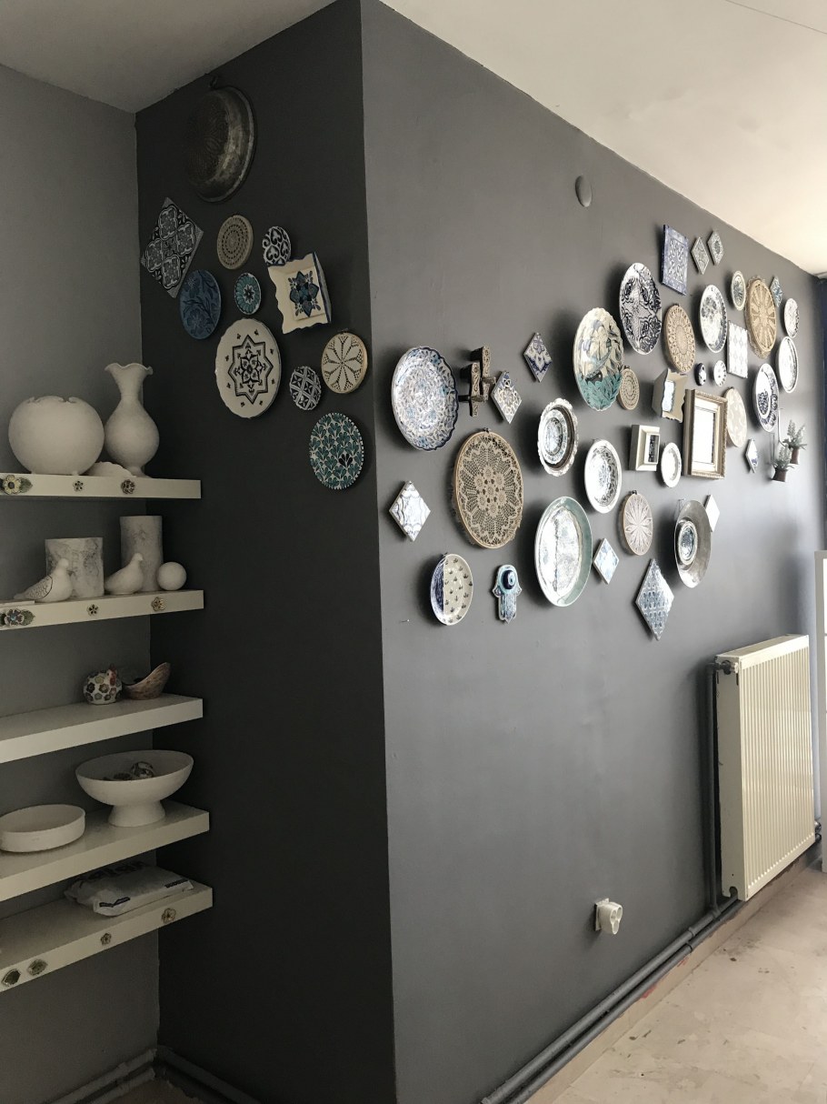 Тарелки в интерьере