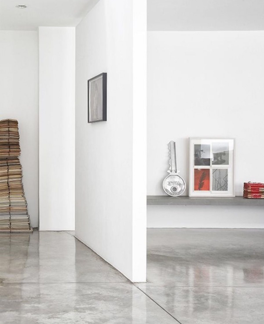 Белые стены серый пол