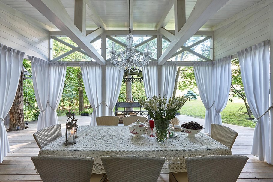 Веранда на заднем дворе