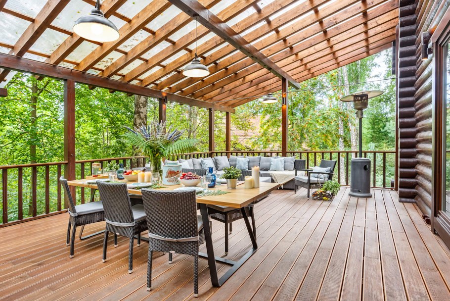 Веранда под навесом