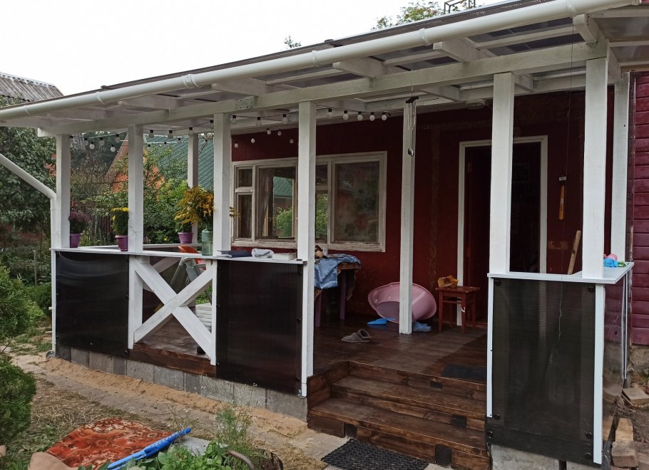 Красивая веранда на даче