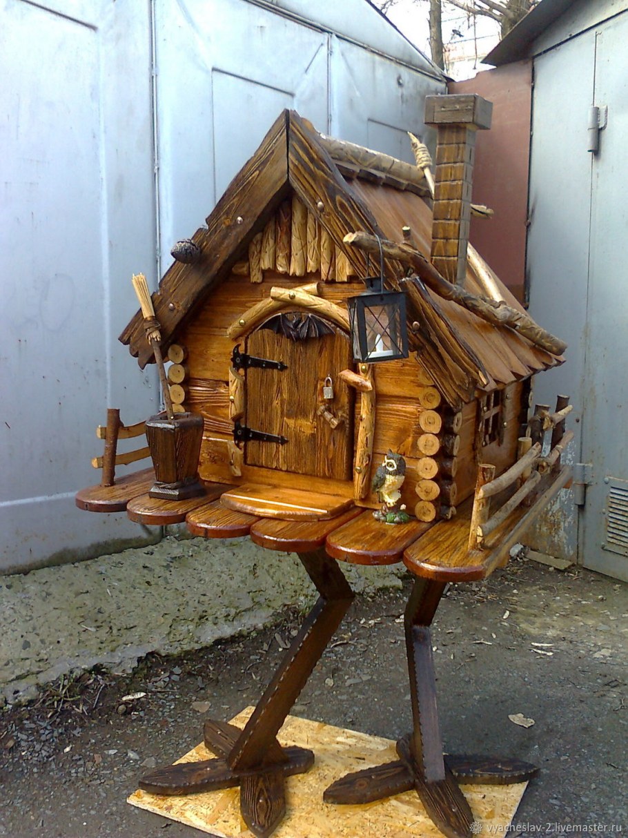 Баба Яга в избушке в Москве