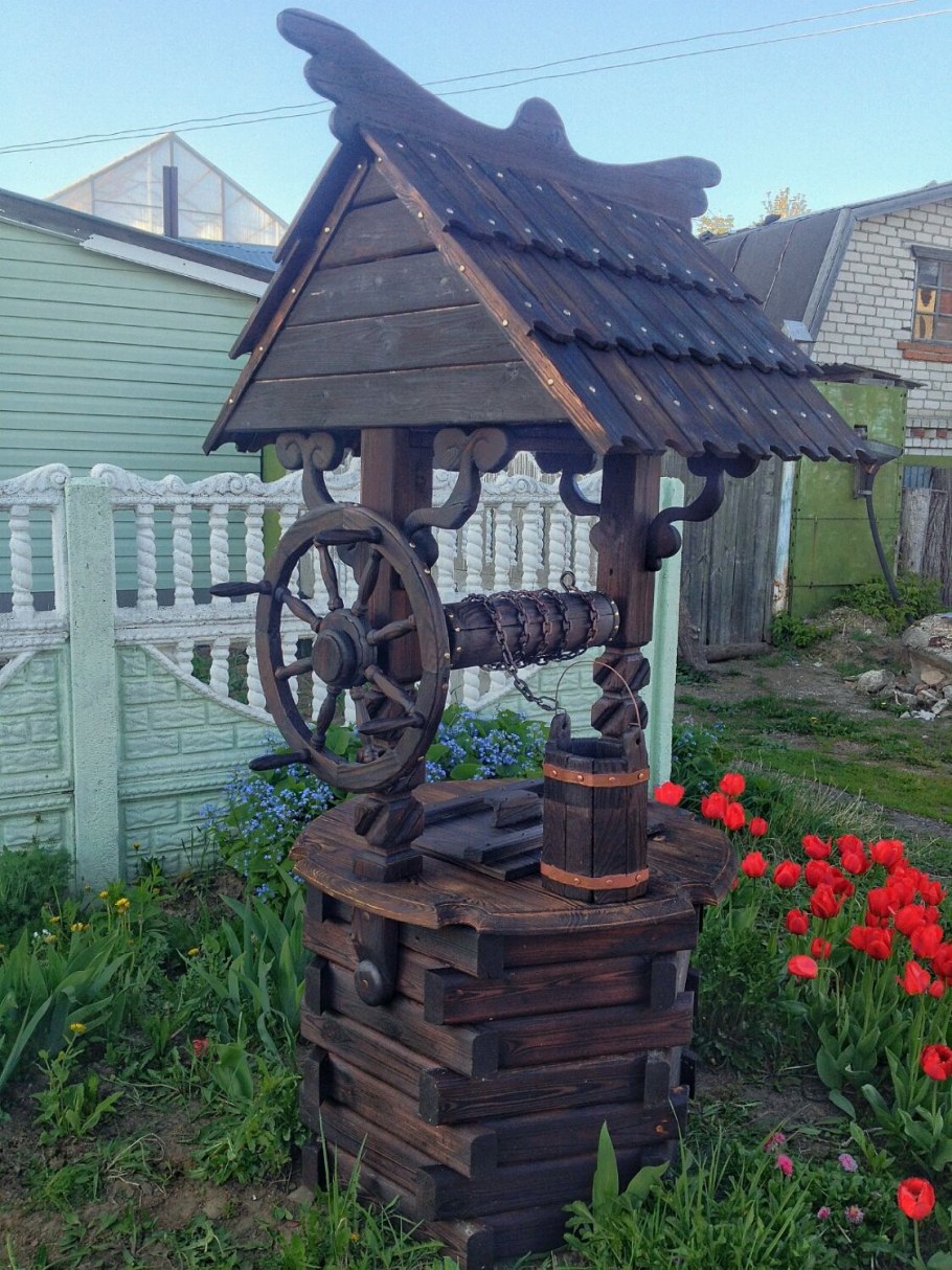 Декоративный домик для колодца
