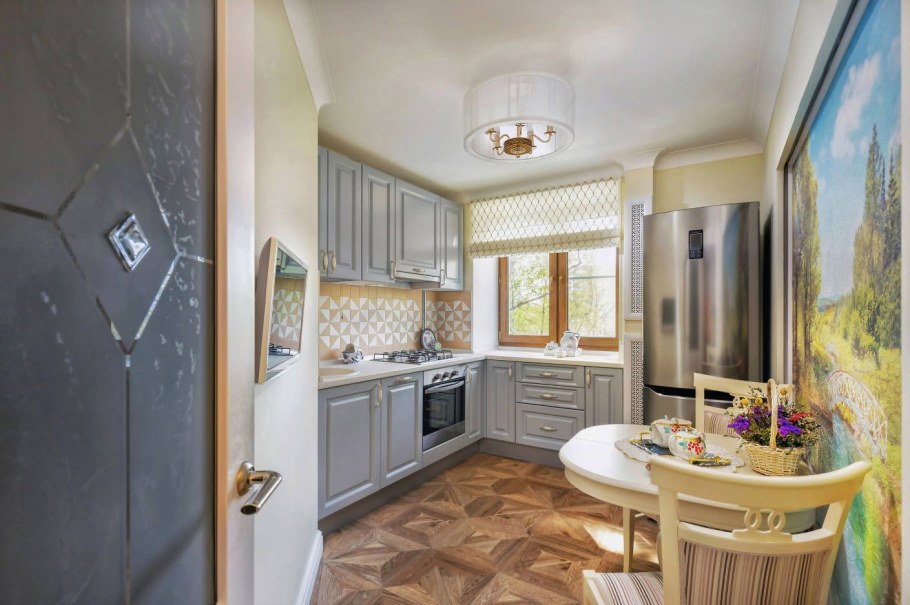 Маленькая кухня в классическом стиле в хрущевке