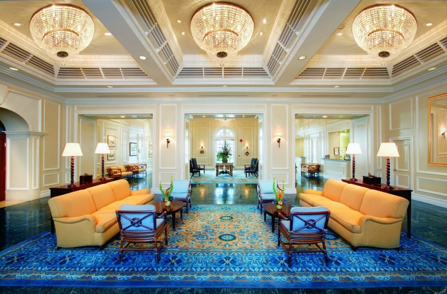 Красивые потолки гостиницы