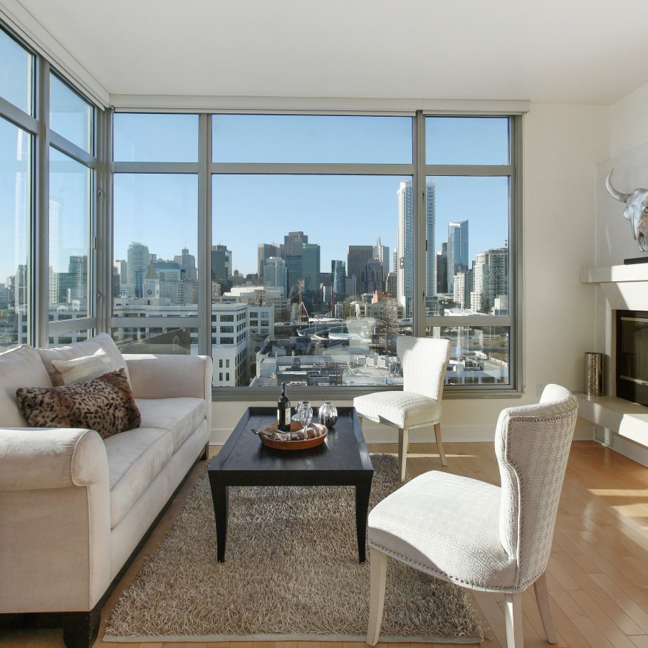 Интерьер пентхауса с камином