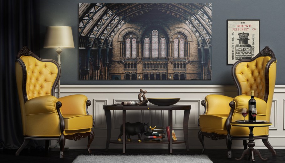 Интерьер кресло с картинами