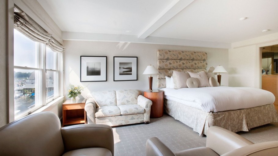 Спальня с двумя диванами