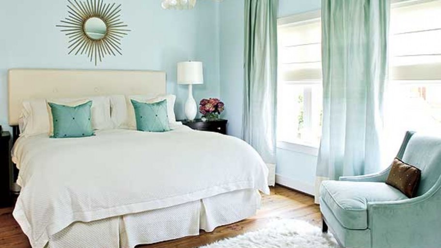 Картина в интерьере над креслом