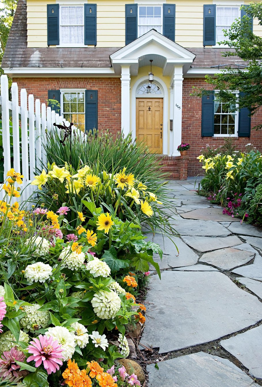 Клумба вдоль дорожки