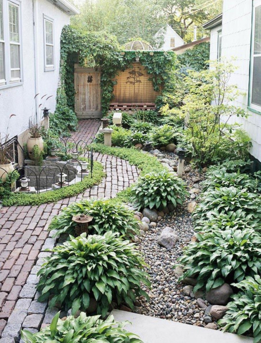 Клумба возле крыльца