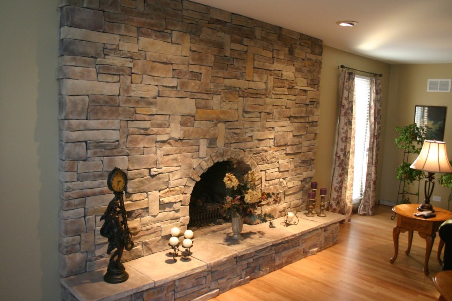 Тёмная стена из дикого камня с цветами