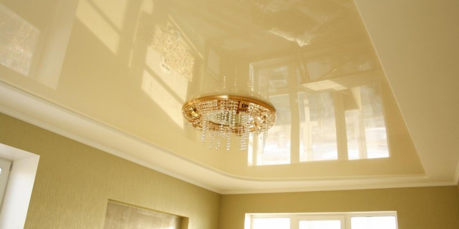 Бежевый натяжной потолок