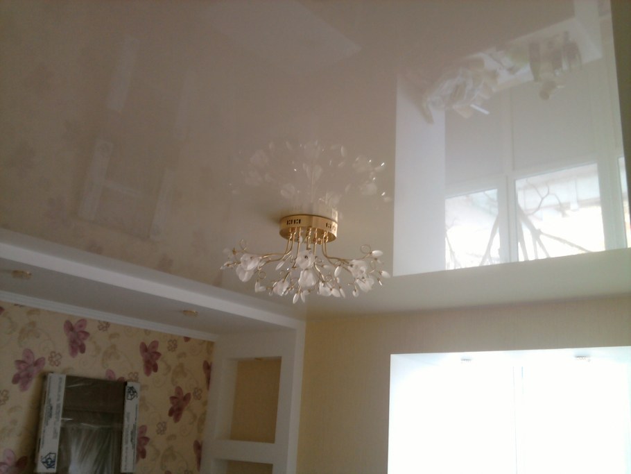 Глянцевый потолок слоновая кость