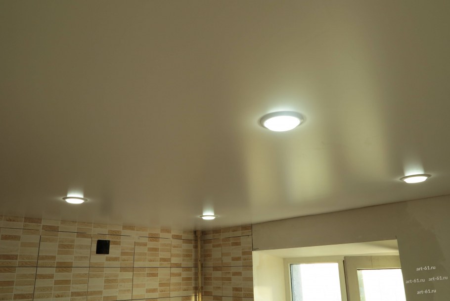 Бежевый матовый потолок