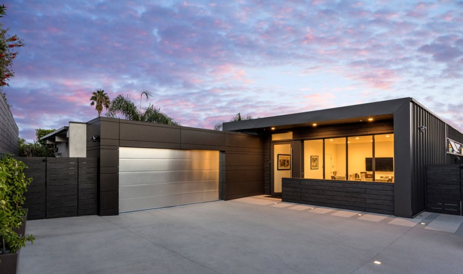 Современный гараж с плоской крышей