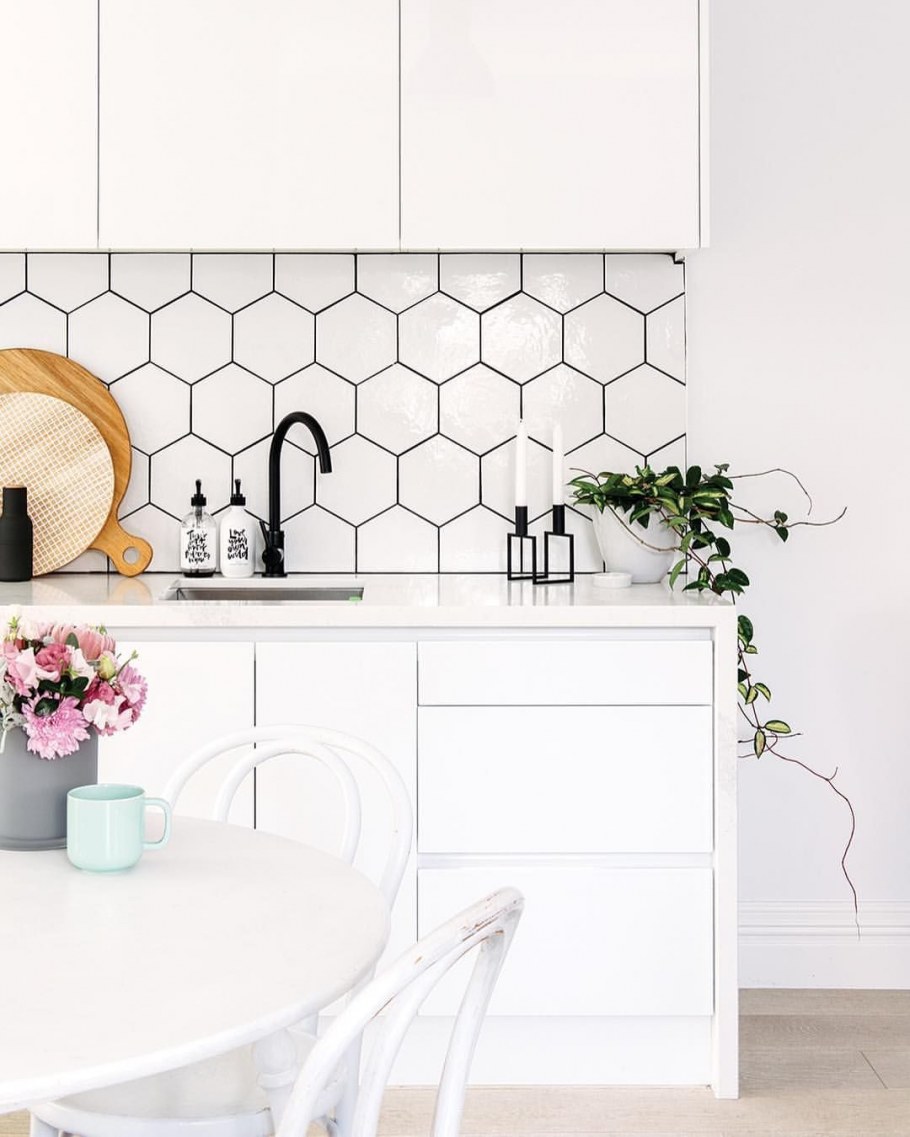 Белая плитка на кухне фартук