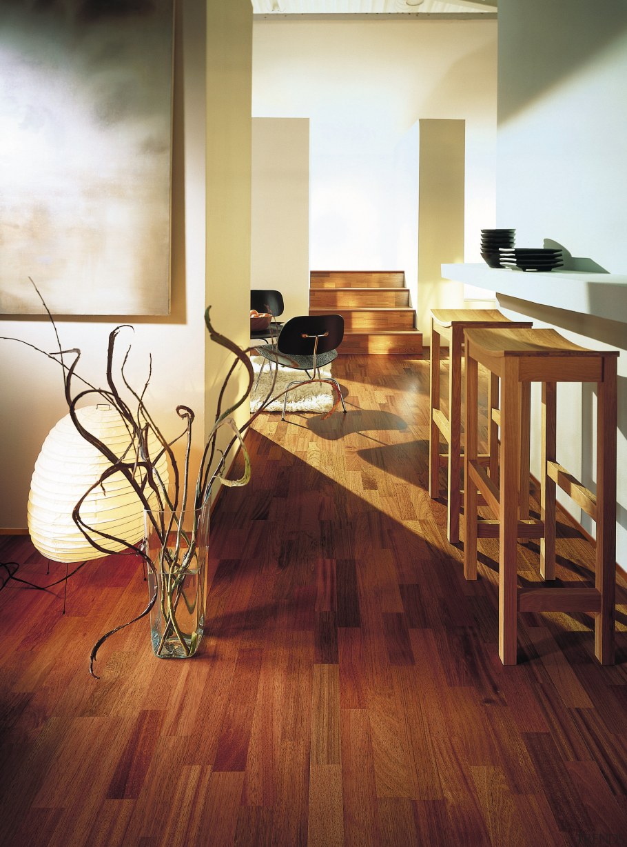 Красно коричневый пол в интерьере