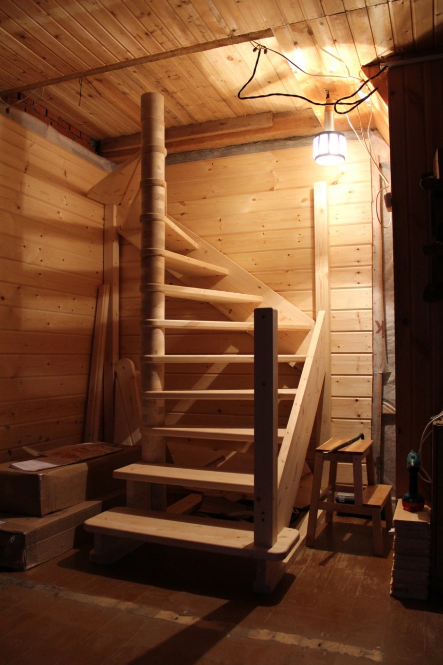 Лестница на второй этаж на даче