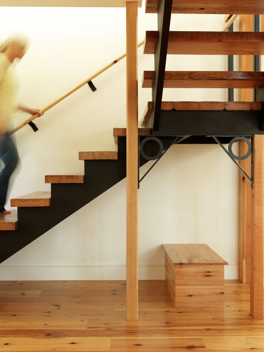 Установщик лестниц на даче