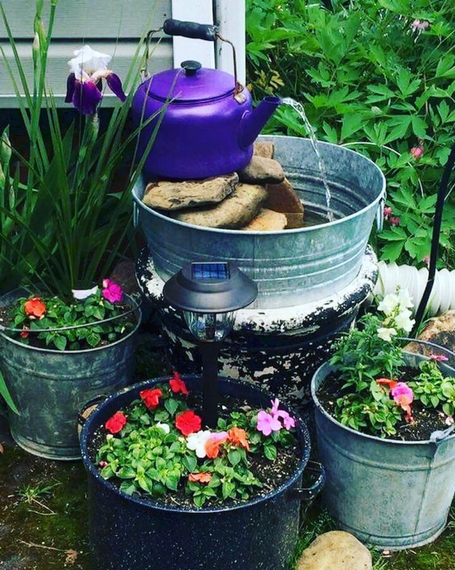 Клумбы из старых ведер