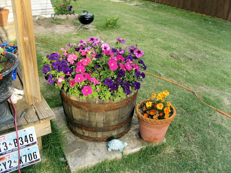 Клумбы для цветов из бочки