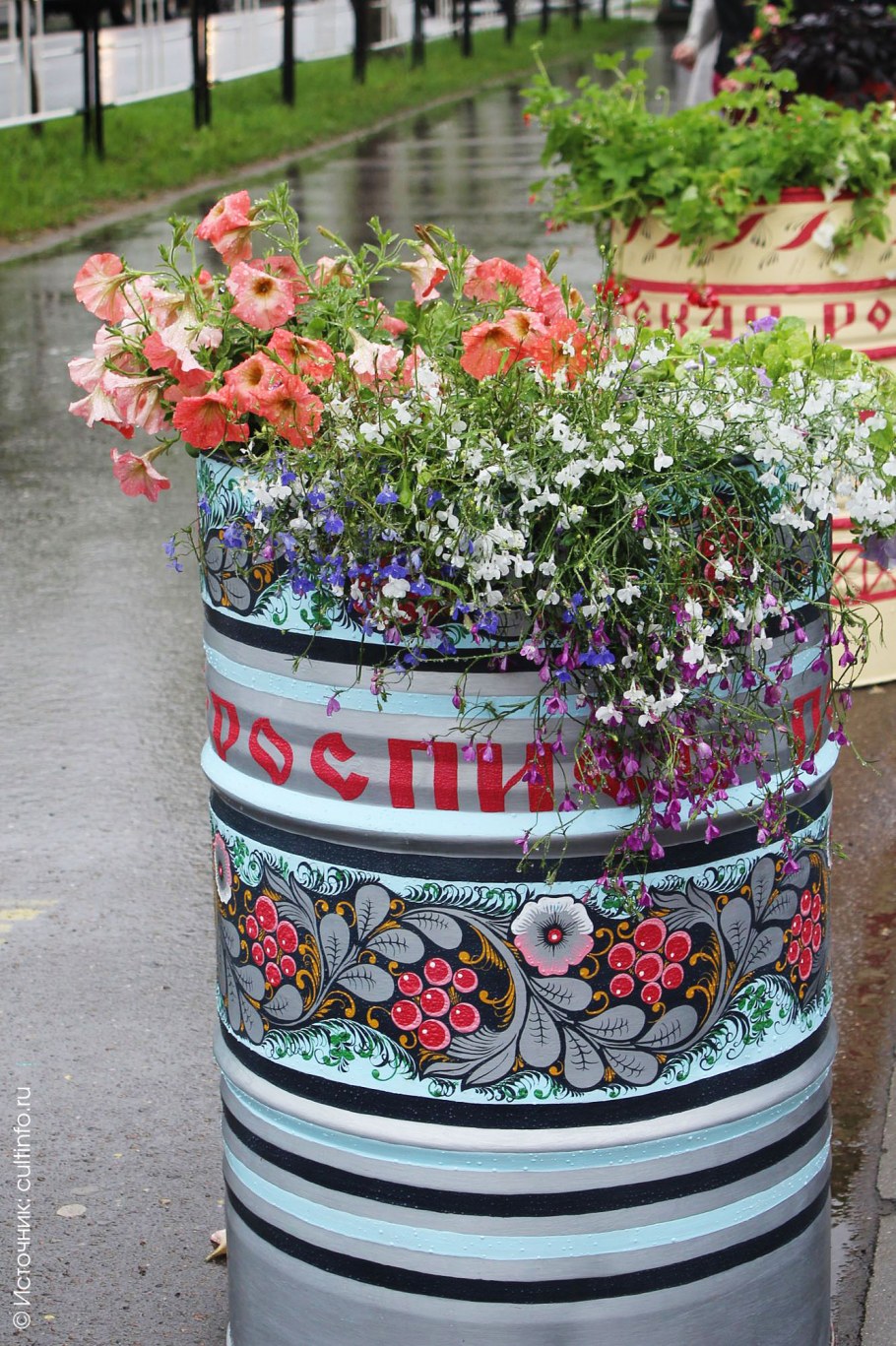 Цветник из бочки