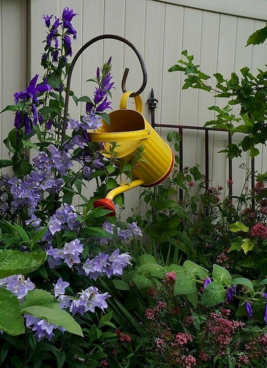 Старые лейки в декоре сада