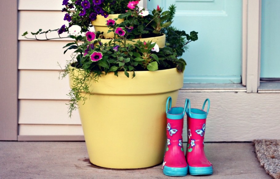 Украшение сада цветами в горшках