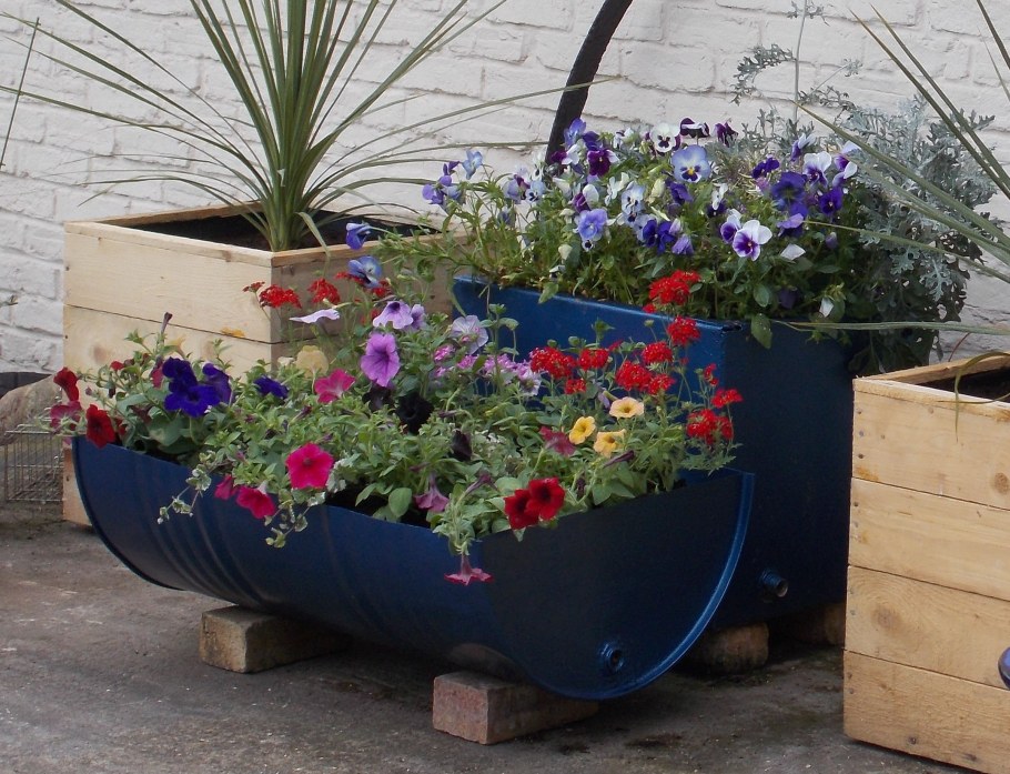 Бочка цветник