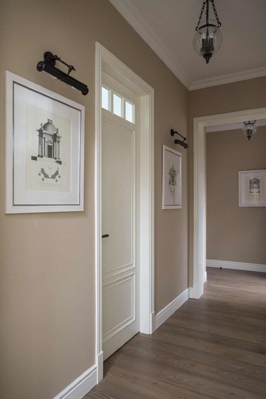 Крашеные стены в прихожей