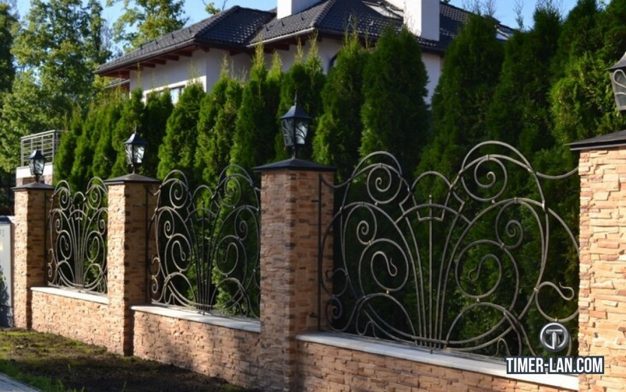 Кованый забор с живой изгородью